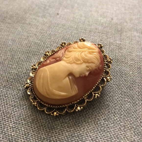 Vintage Gerry’s Cameo Brooch Pendant - Picture 2 of 6